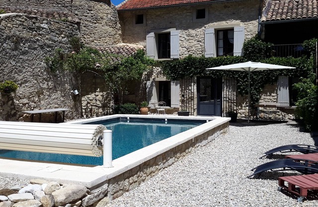 Old, quiet et restored Provencal house with a pool, at the departure of the GR.4