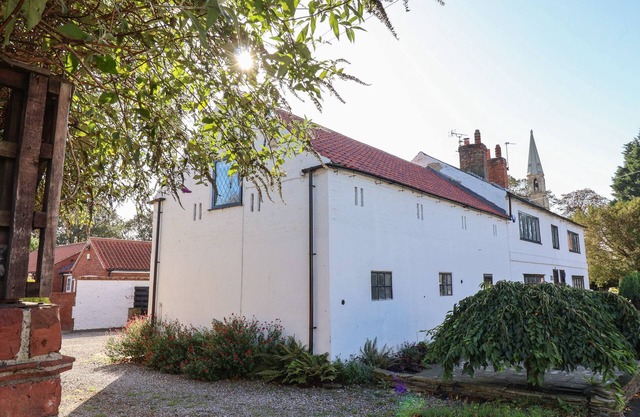 OLD ROOST FARMHOUSE, family friendly, with a garden in York