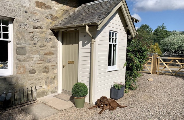 OLD SCHOOLHOUSE, pet friendly, with open fire in Grandtully