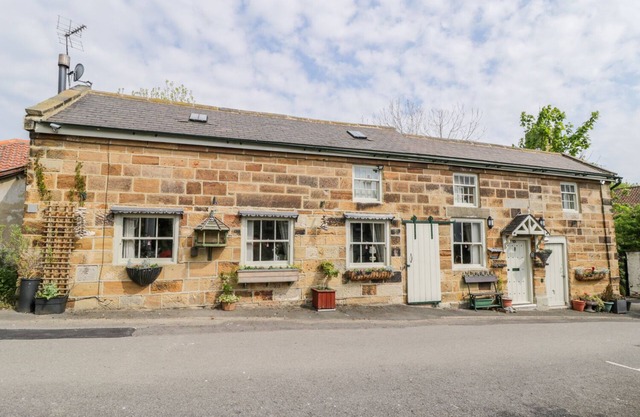 OLD STABLES COTTAGE, pet friendly, with open fire in Loftus