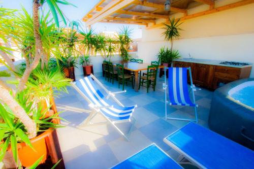 Old Style by the sea, roof terrace with pool and kitchen, Ladispoli
