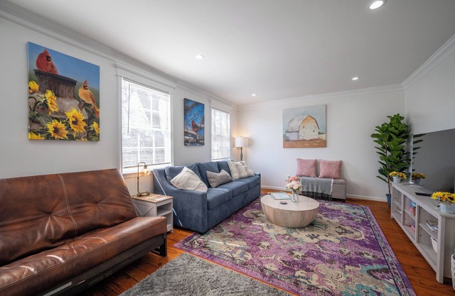 Old Town Alexandria King St Historic Off Street Parking 99% Walk Score Suite