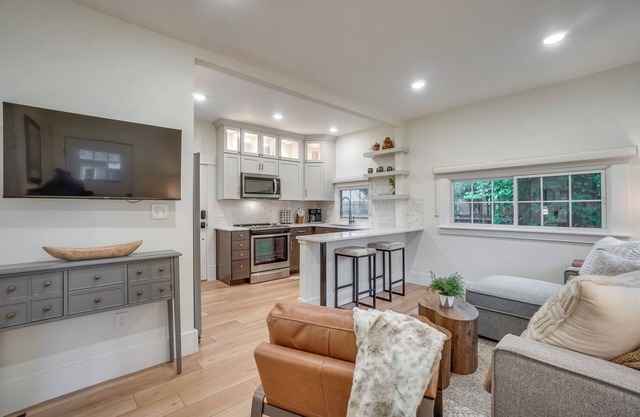 Old Town Carriage House w/Private Patio