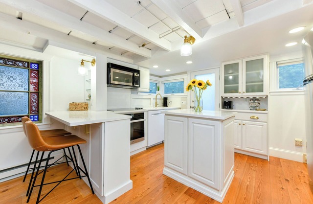 Old Town Cottage Near Crocker Park and the Marblehead Harbor. Includes Parking!