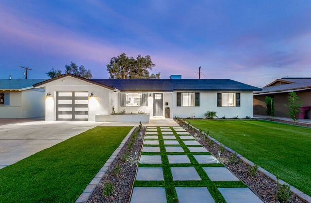 Old Town Scottsdale Luxury! Heated Pool + Jacuzzi + Pool Table + Fire pit + BBQ