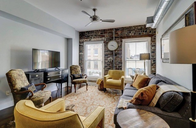 Old Towne Loft on Broughton -Steps to Everything!