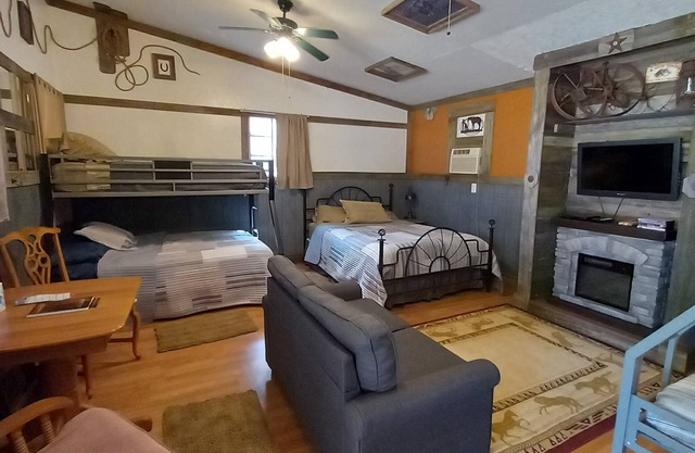 Old Western Bunkhouse Sleeps 9 "Trail's End Corral"