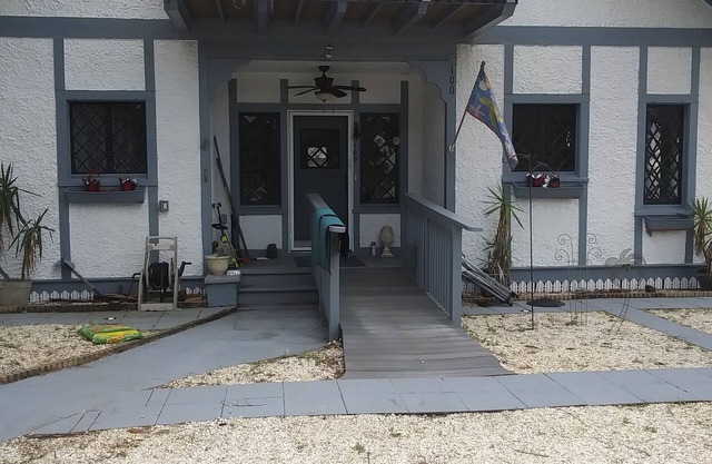 Old World Charm.Minutes to the beach and Canal Street in New Smryna Beach