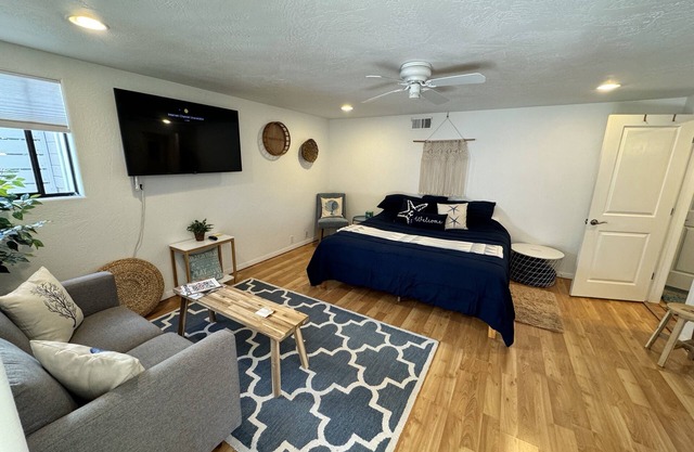 OLDE CARLSBAD: Cozy One Bedroom Studio - 1 mile to Village & Beach