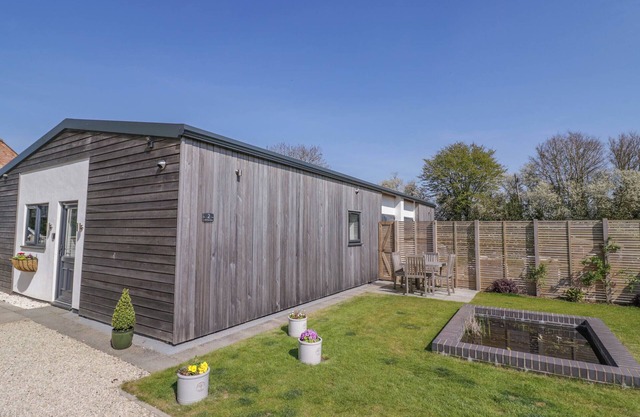 OLDWYCHE BARNS, pet friendly, with a garden in Kineton