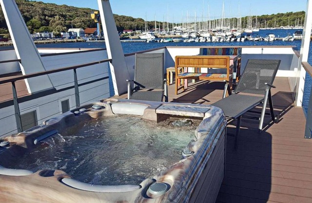 OLIVA HOUSE BOAT - Unique Experience near Beaches, Amenities, Fun and History