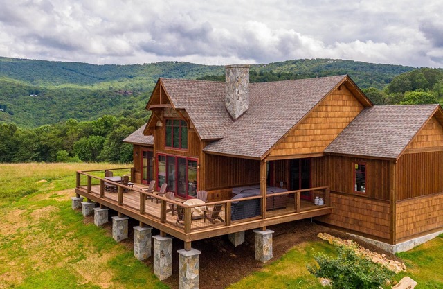 Olive and Georgias at Eagles Nest - hot tub, pets