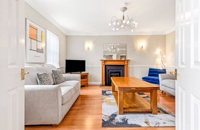 Olive Tale - 3 Bed Townhouse with Parking