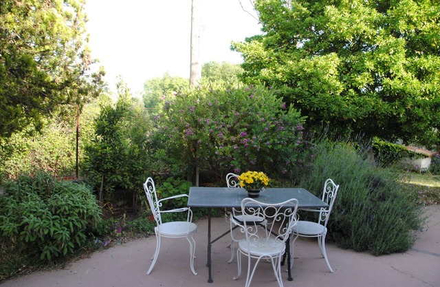 OLIVER'S COTTAGE surrounded by greenery a stone's throw from the sea and tourist sites