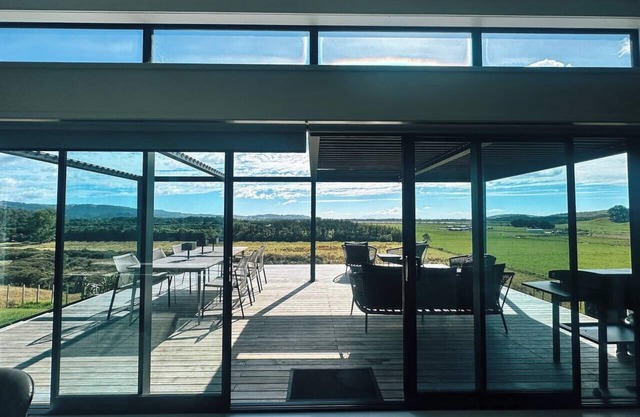Omakana House - Sunrise Views, Spa & Scenic Deck