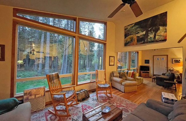 On a Meadow by a Creek in the Shadow of Mt Shasta - Sleeps 8+