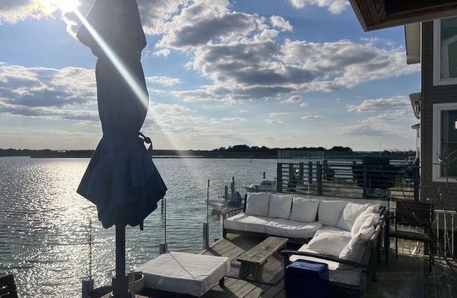 On Bay!☀️Beautiful views & sunsets🌅 Dock to swim & kayak 🛶 Chef kitchen🍹Pets OK🐶