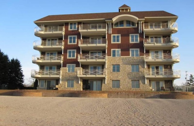 On East Bay - Beachfront Luxury Condo