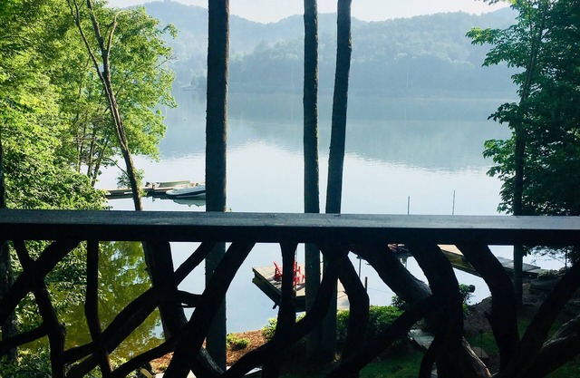 ON LAKE &GORGEOUS Big porches,Fireplace & private dock. Cashiers 3 mi Downtown n