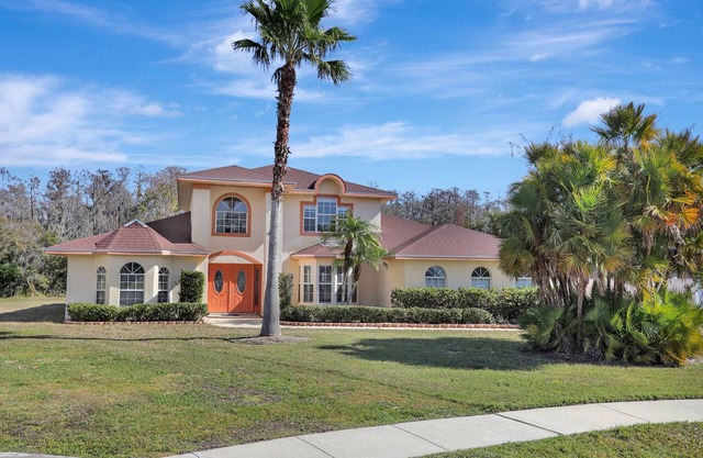 On quiet cul-de-sac, with heatable pool, lots of privacy, 65" smart TV, Wi-Fi