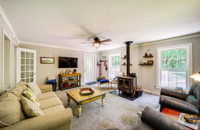 On-Site Stream Serene Cottage in Bakersville!