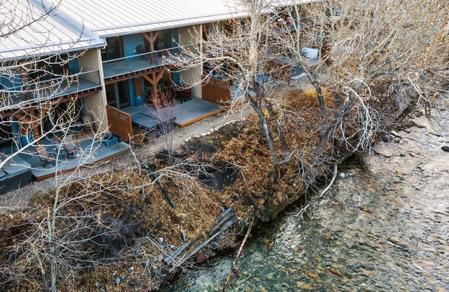 On the banks of Rock Creek-4 bedroom 4 bath town home w/hot tub