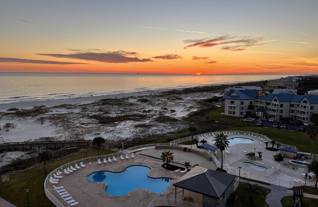 On the beach! Indoor pools-sauna-hot tubs-pickleball-restaurant-coffee shop!