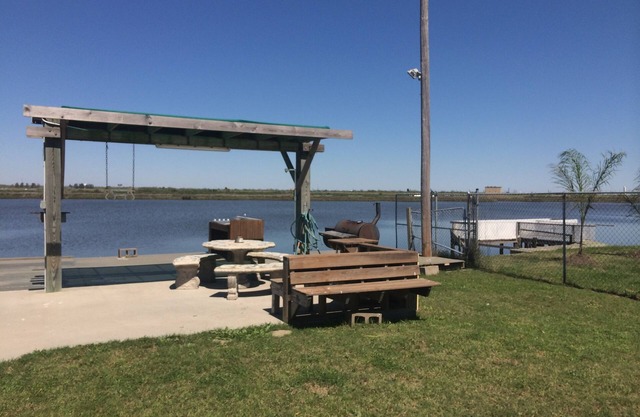On The water, .Away from Noise, WI-FI, Wheelchair ramp. Minutes from Galveston.