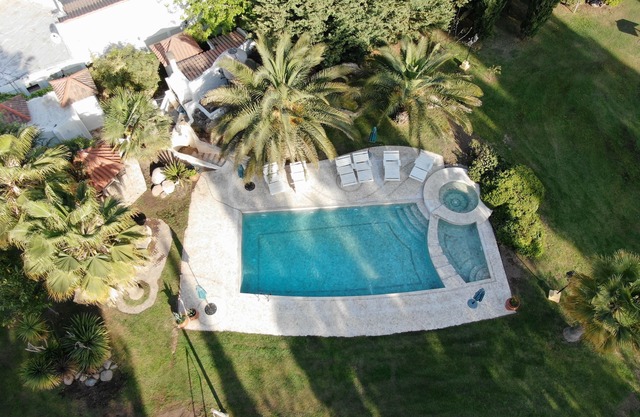 One-acre retreat: villa, guest unit, private room, pool, WiFi, wineries nearby