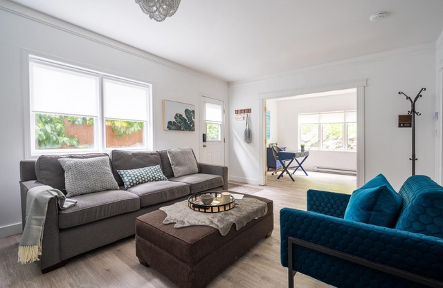 One bed Suite Near One Of Victoria's Sandiest Beaches! Lovely Neighborhood.
