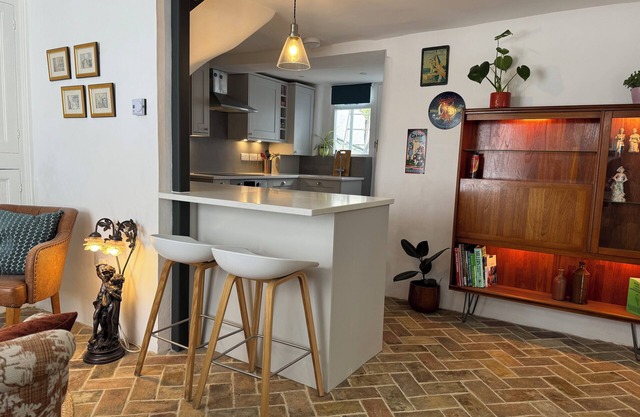 One Bed Town Centre Period Cottage