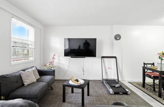 One bedroom 1 bathroom mins from stampede grounds.
