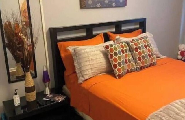 One bedroom apartment located 5 minutes from Great Lakes Navel Base.