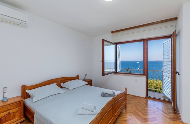 One bedroom apartment near beach Bratuš, Makarska (A-22135-b)