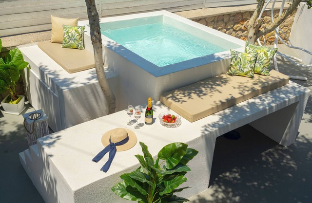 One Bedroom Apartment with jacuzzi "Loukas & Emma"