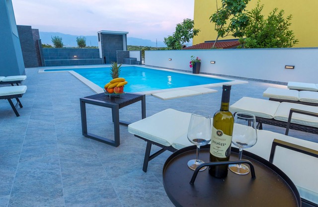One-Bedroom apartment with terrace and pool