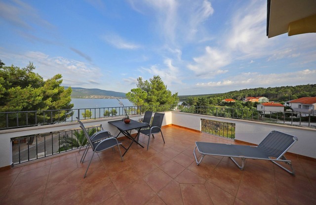One bedroom apartment with terrace and sea view Pridraga - Cuskijaš, Novigrad (A-6306-a)