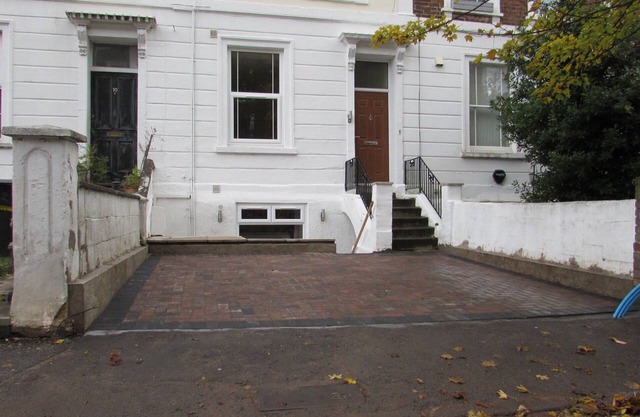 One Bedroom Apartment Near Centre
