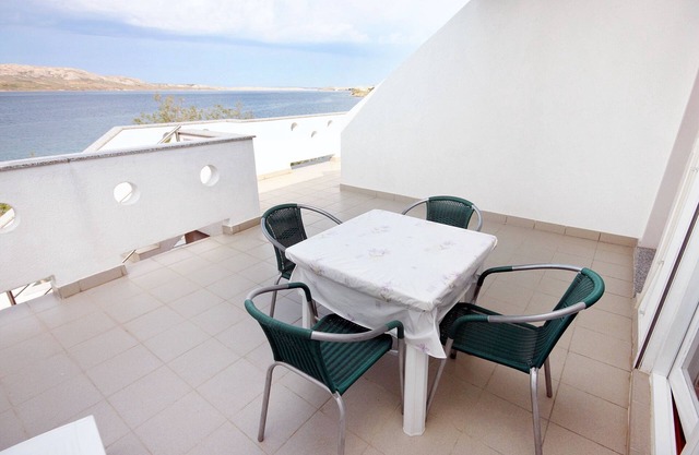 One bedroom apartment near beach Metajna, Pag (A-6289-b)
