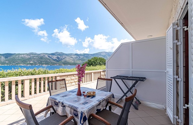 One bedroom apartment near beach Tri Žala, Korčula (A-9237-c)