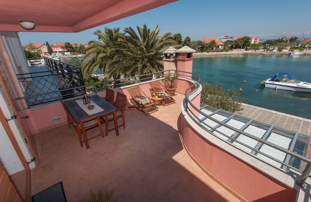 One bedroom apartment near beach Poljana, Ugljan (A-8432-b)