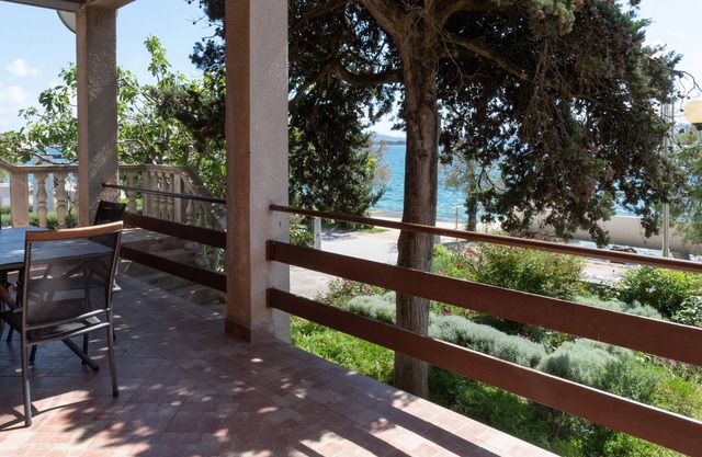 One bedroom apartment near beach Zadar - Diklo, Zadar (A-5925-a)