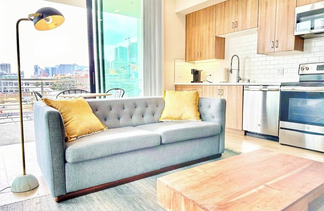 One Bedroom Apartment w/Balcony and City Views!