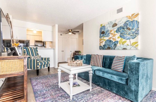 ONE BEDROOM APARTMENT WITH POOL VIEW!