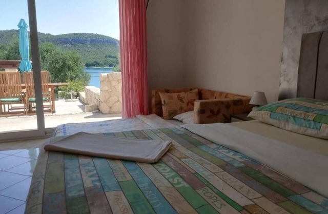 One bedroom apartment with terrace and sea view Cove Mala Lamjana, Ugljan (A-22450-a)