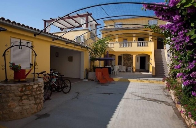 One bedroom apartment with terrace Poljana, Ugljan (A-8523-d)