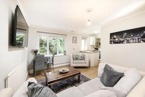 One bedroom central Slough with parking