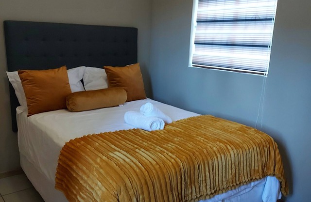 one bedroom cottage fully equipped kitchen lounge and bathroom, free parkin pool