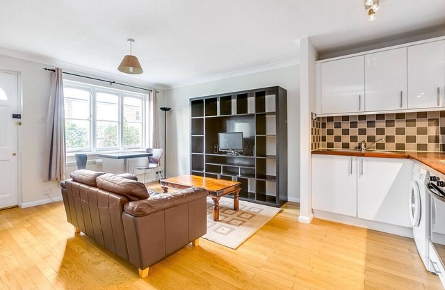 One Bedroom Flat Chiswick by River with Parking