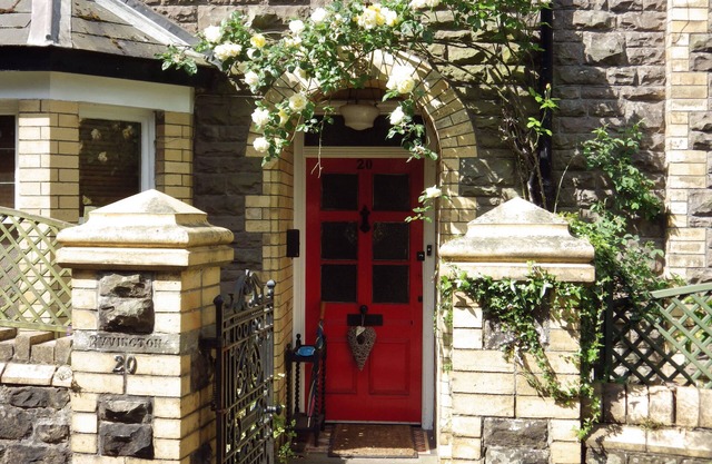 One Bedroom Loft Apartment close to Town Centre, Rail and Bus Stations